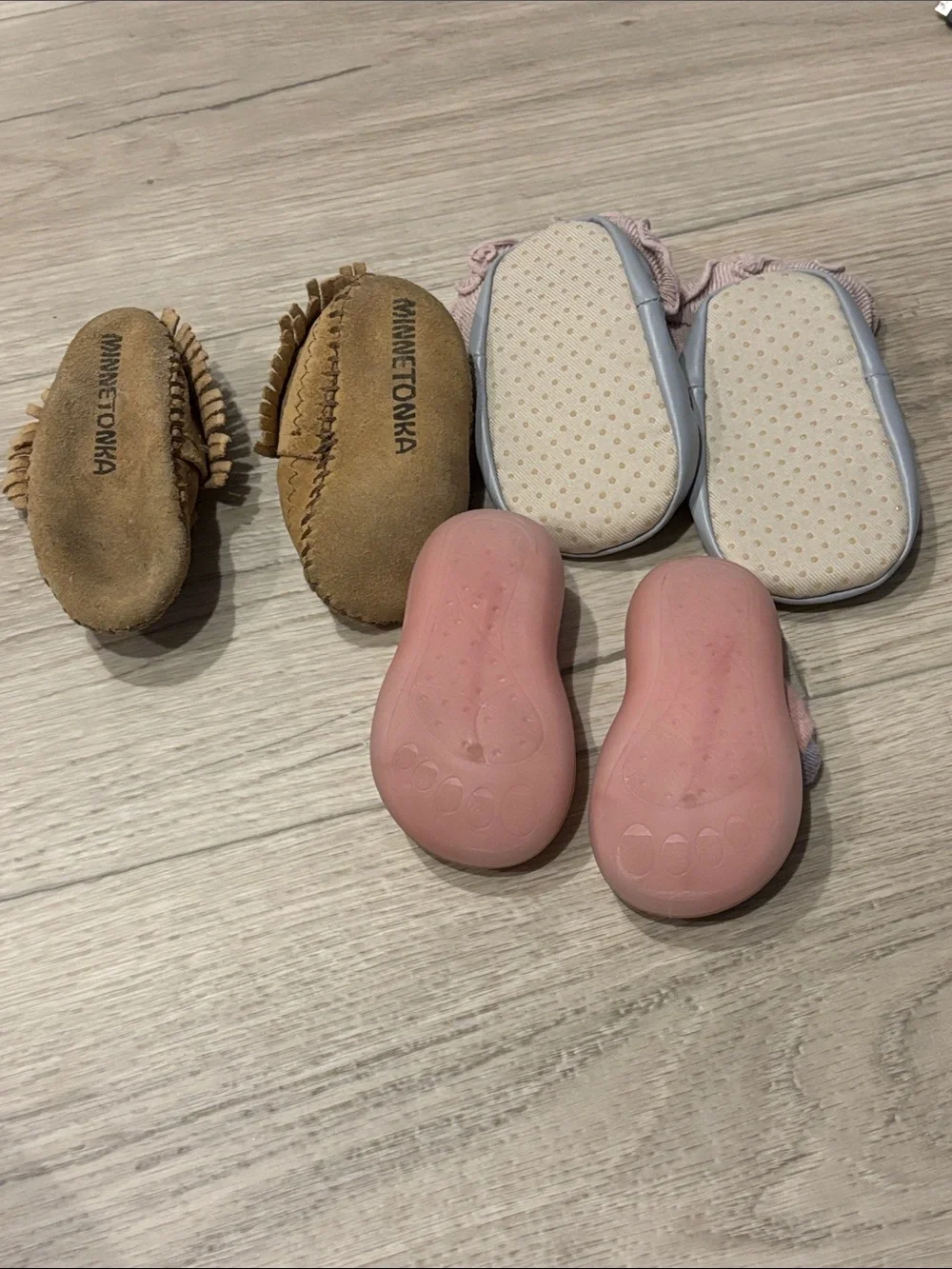 Minnetonka Size 2 Slippers Shoes Baby Infant Unisex